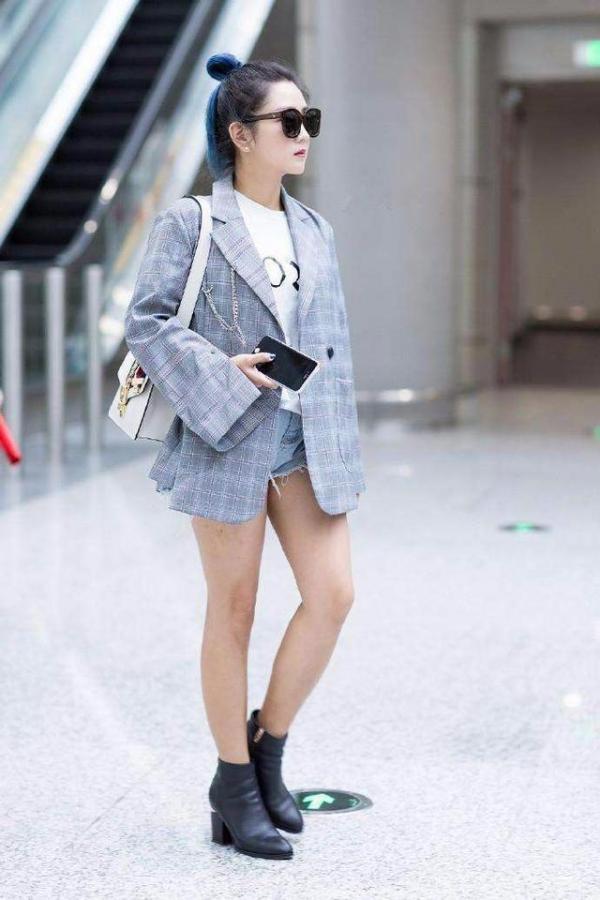 何潔瘦身後太會穿了,拼色牛仔外套配健身褲,穿出1米65的氣場 何潔瘦身後太會穿了,拼色牛仔外套配健身褲,穿出1米65的氣場