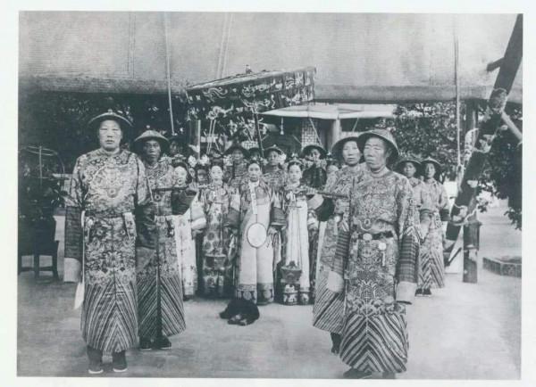 末代皇后長得漂亮，吸食煙土精神異常，屍體被棄臭水溝