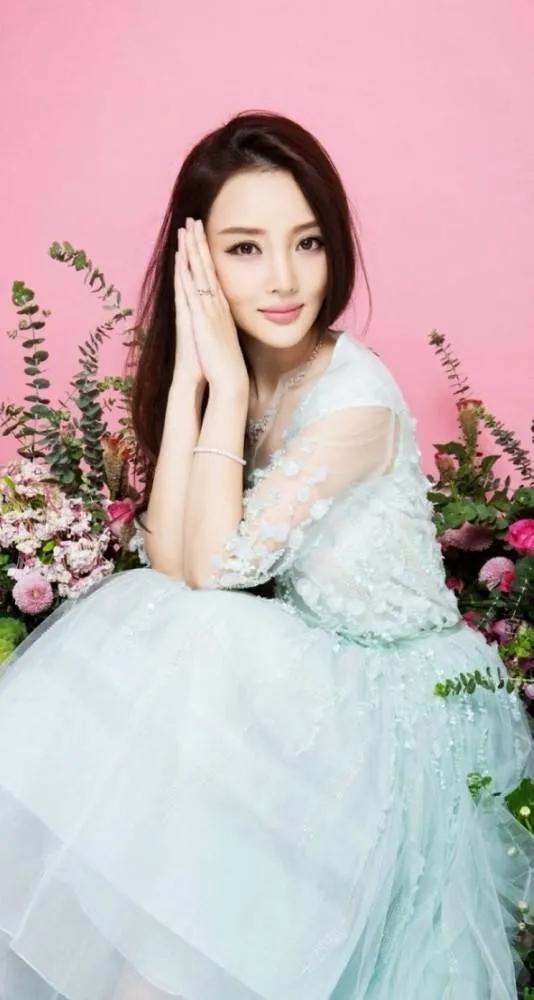李小璐40歲看上去很美 李小璐40歲看上去很美