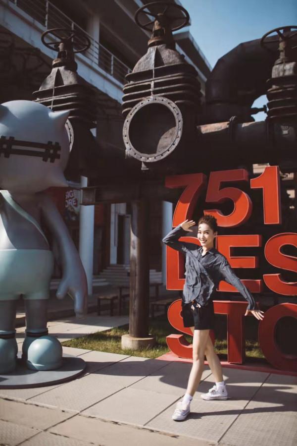 閆鹿楊最新寫真曝光 高扎丸子頭元氣滿滿 閆鹿楊最新寫真曝光 高扎丸子頭元氣滿滿