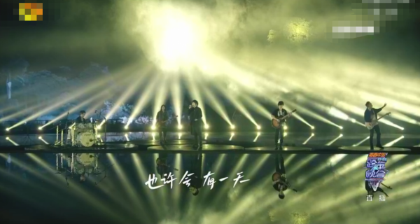 “南北”雙臺跨年：唐嫣美豔、王鷗搶鏡，楊冪眼妝像“發光眼屎”