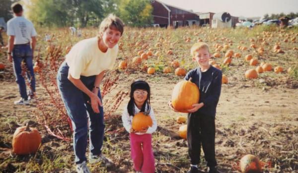 她出生3天被父母遺棄，美國夫婦領養20多年，為親生父母回到中國