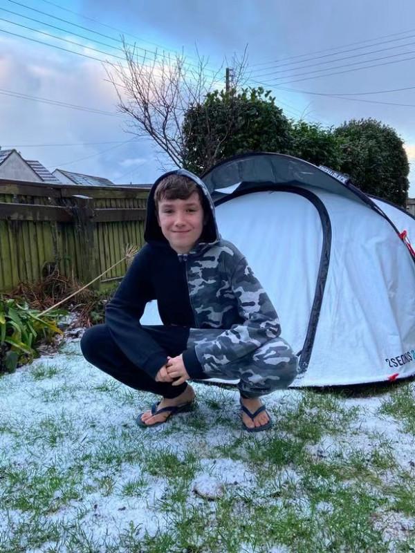 感動！英12歲男孩為臨終醫院籌款百萬，在外面露營600多天