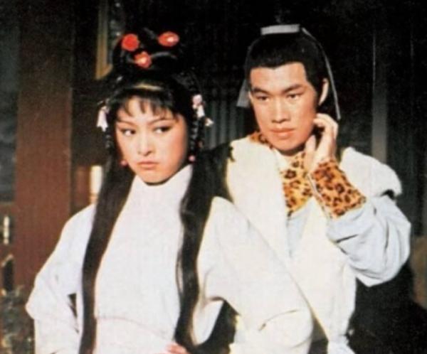 成龍苦追她8年，跟男友相戀26年不結婚，米雪如今怎樣了？