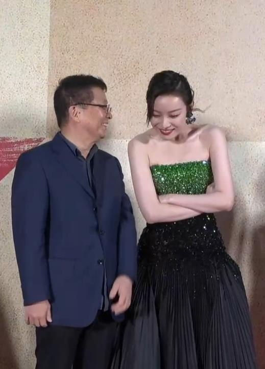 34屆金雞紅毯，張譯緊張到搓衣角，青年演員蹲下為陳道明“讓鏡”