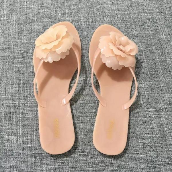 明明很乾淨的拖鞋,為什麼會散發惡臭味,有解決的辦法麼? 明明很乾淨的拖鞋,為什麼會散發惡臭味,有解決的辦法麼?