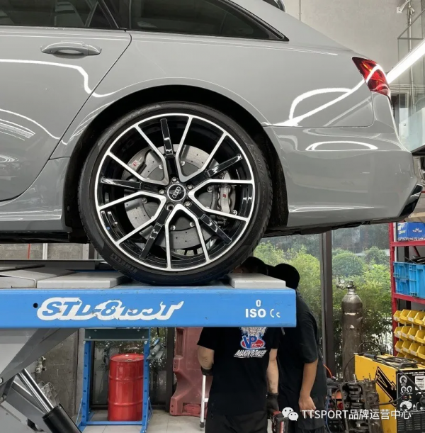 改裝案例 | 奧迪RS6升級前十後四陶瓷剎車套裝 改裝案例 | 奧迪RS6升級前十後四陶瓷剎車套裝
