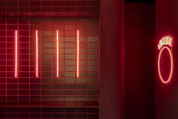 芬奇壽司餐廳：霓虹燈的都市美學