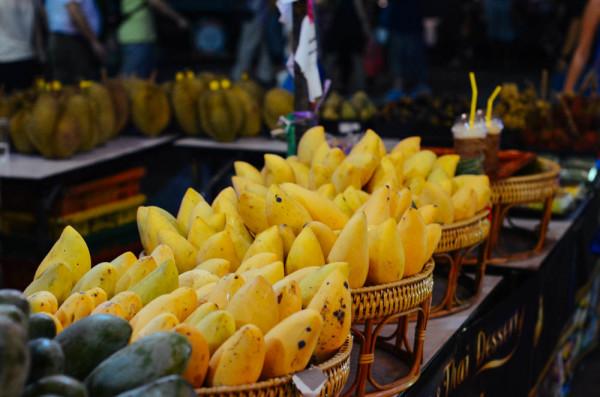 泰國曼谷摩天輪夜市，夜晚流光溢彩，泰國旅遊百分百不會錯過