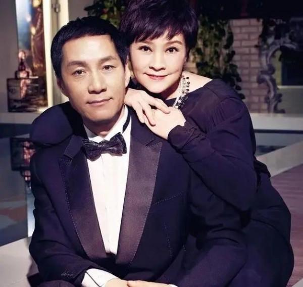 馮遠征：娶大8歲梁丹妮，婚後寵妻28年，如今年過半百滿是遺憾