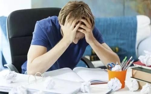 一緊張就抖腿,愛抖腿也是一種病,這種抖腿姿勢正在傷害你的身體 一緊張就抖腿,愛抖腿也是一種病,這種抖腿姿勢正在傷害你的身體