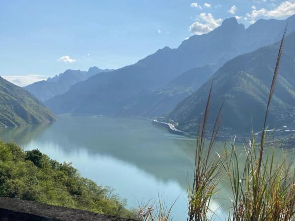 大渡河畔懸崖村,遠嫁的姑娘,到死也沒能下山回孃家(川滇藏4) 大渡河畔懸崖村,遠嫁的姑娘,到死也沒能下山回孃家(川滇藏4)