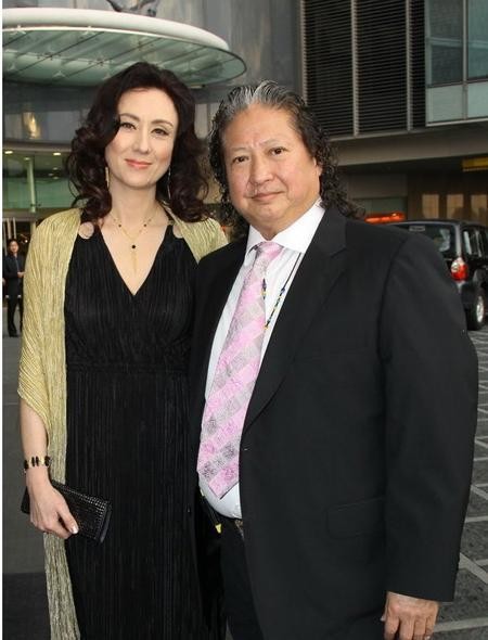 洪金寶的“混血”妻子，身穿“透光”裸色裙，看著華麗而又精緻