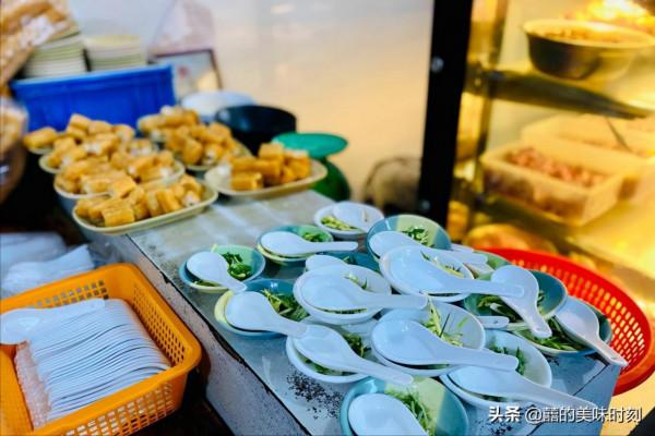 廣東一家人煮生滾粥，來吃的全是當地人，外地人吃不慣，還嫌貴