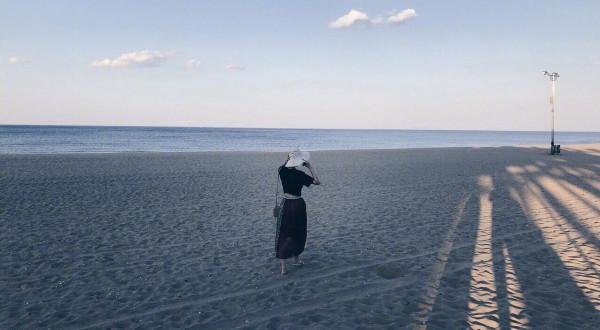 李多海終於曬美照，T恤加吊帶裙三套穿搭清新甜美，35歲依舊少女