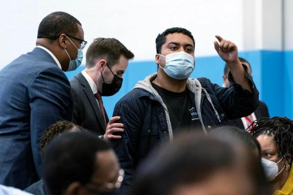 男子當眾質問美國副總統“我們為什麼不與中國人合作共建‘一帶一路’”，被特工帶離會場