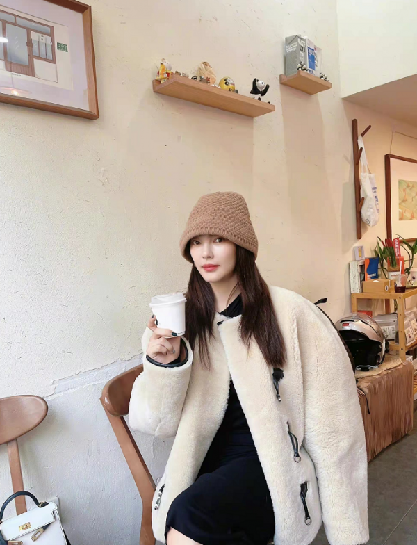 跟小鮮肉戀愛會顯年輕？辣媽張雨綺穿皮草走名媛風，新自拍美翻天