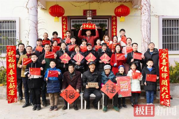 幸福！兩個女兒一家三代回孃家拜年，31口人合拍全家福