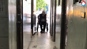 “下流老人”蝸居2㎡，撿垃圾做傢俱：我有兒有女，但老無所依