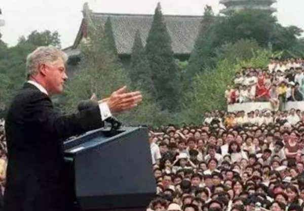 ";反美鬥士";馬楠:當克林頓面痛斥美國人權惡劣,為何後來嫁美國人 ";反美鬥士";馬楠:當克林頓面痛斥美國人權惡劣,為何後來嫁美國人