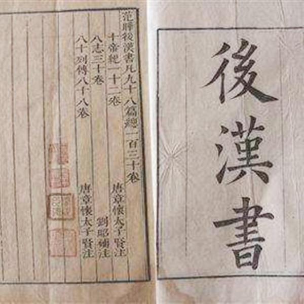 國王看不起胡人進貢的動物，讓人拿去喂虎，誰知老虎卻趴著不敢動