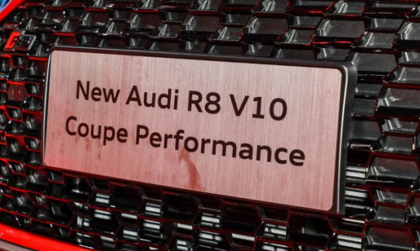 男人夢想中的跑車，奧迪R8，搭載5.2L V10引擎