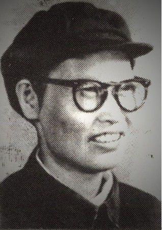 烈士陵園裡的照片:是我穿上父親的衣服、戴上父親的帽子拍的 烈士陵園裡的照片:是我穿上父親的衣服、戴上父親的帽子拍的