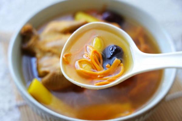 天氣冷，喝一碗熱湯全身暖乎乎的，營養鮮美又養胃，太舒服了