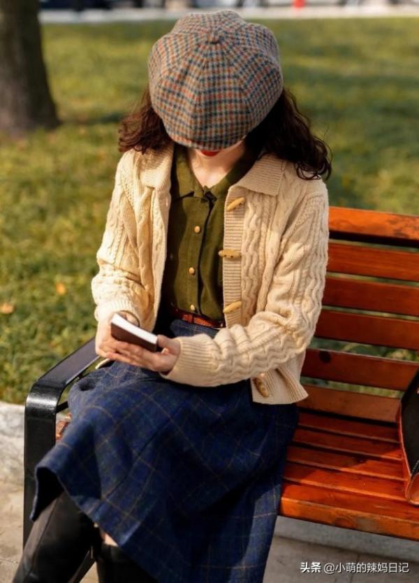 面板偏黃、暗沉的女人，秋冬多穿這4種“高階色”，顯白還有氣質