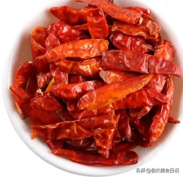 大廚詳細教給你廚房四十多種常用香料知識和用處,建議收藏學習 大廚詳細教給你廚房四十多種常用香料知識和用處,建議收藏學習