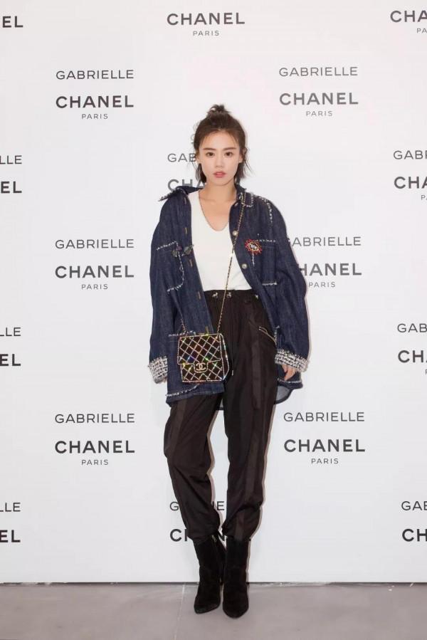 拜託，運動褲別再搭運動鞋，今年流行“運動褲+靴子”，顯高顯瘦