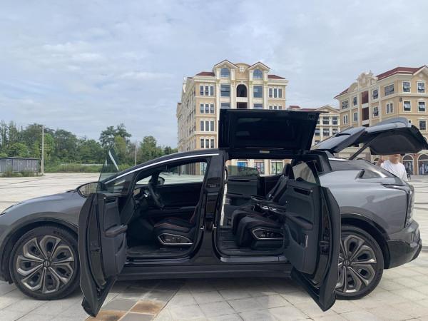 試駕高合HiPhi X六座版:3.9秒破百的眩暈感很“上頭” 試駕高合HiPhi X六座版:3.9秒破百的眩暈感很“上頭”