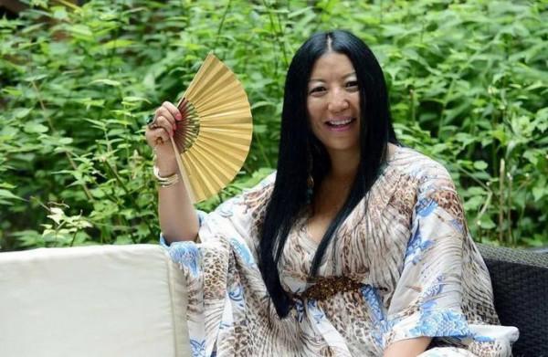 楊二車娜姆：和外交官相戀7年，成名後為母親蓋房，56歲未婚無子