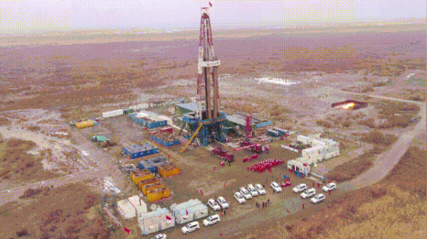 開採石油時，為何要在油井上方“點火”？“伴生氣”瞭解一下