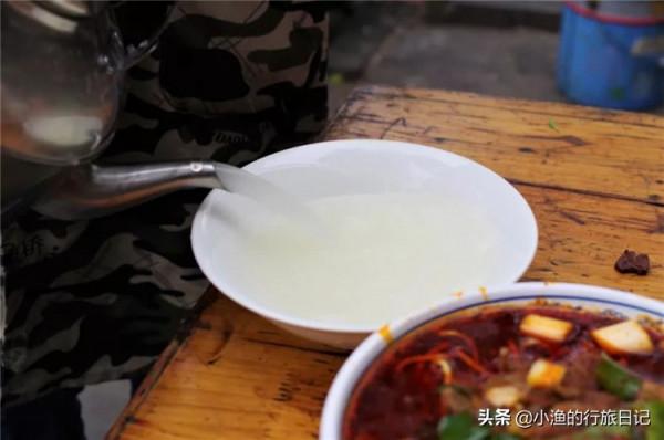 西安人吃麵配生蒜很生猛，到了湖北甘拜下風，早餐一口面一口酒