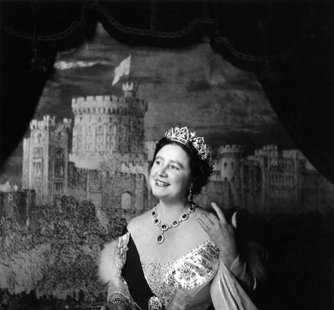 女王母親的心酸往事：想嫁哥哥卻嫁了弟弟，被口吃的國王丈夫家暴