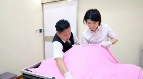 不能用手直接觸控身體，入殮師：與鬼神無關，即便是親人也不可以