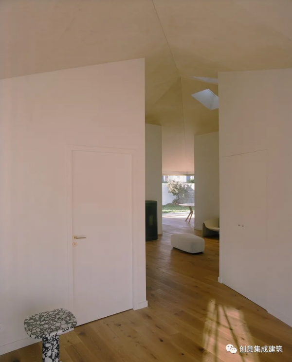 無牆角之家：一對剛退休的夫妻純為舒適建的房子