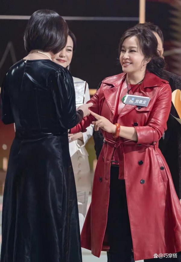 70歲劉曉慶真富態！寬鬆大衣難掩發福腰，陽綠翡翠大吊墜真惹眼