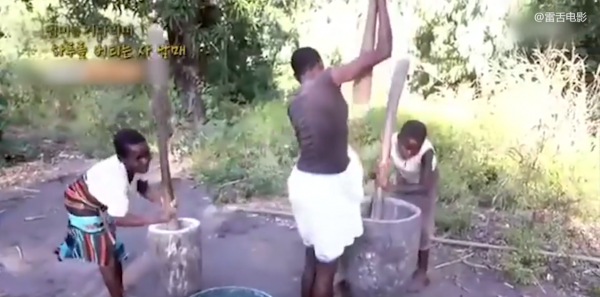 非洲姐弟被母親拋棄，家裡只剩一張破布，餓了只能吃野草！紀錄片