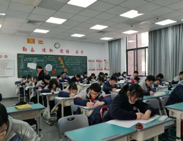 學生在考場睡覺，老師是否該叫醒，老師：“誰敢叫誰叫，我不敢”