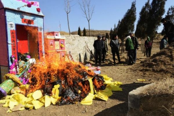 農村殯葬改革，土葬好還是火葬好？