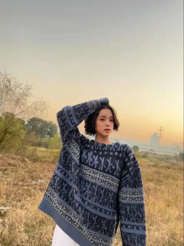 內娛女明星真的拼，在雪地裡穿露肩連衣裙