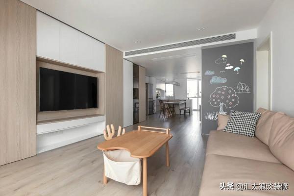 進門就被她家的裝修吸引,乾淨大氣溫暖,電視牆和陽臺很值得參考 進門就被她家的裝修吸引,乾淨大氣溫暖,電視牆和陽臺很值得參考