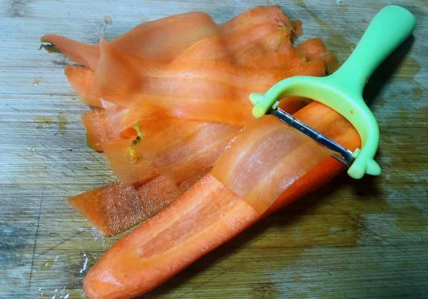 年夜飯就要喜慶，一道“炮竹聲聲”端上桌，年味十足，寓意開門紅