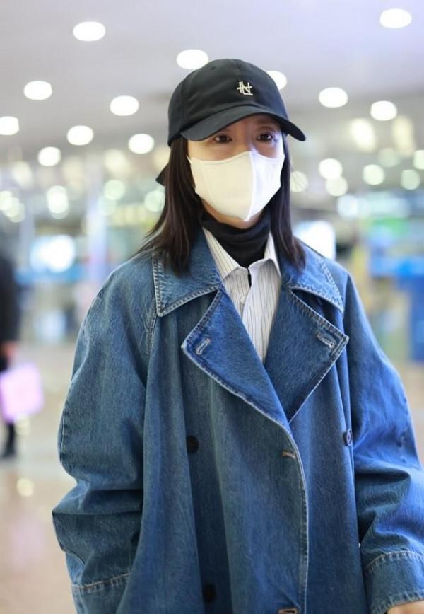 董潔不考慮考慮多休息一下嗎,走機場穿得寬鬆,臉上面板都水腫了 董潔不考慮考慮多休息一下嗎,走機場穿得寬鬆,臉上面板都水腫了