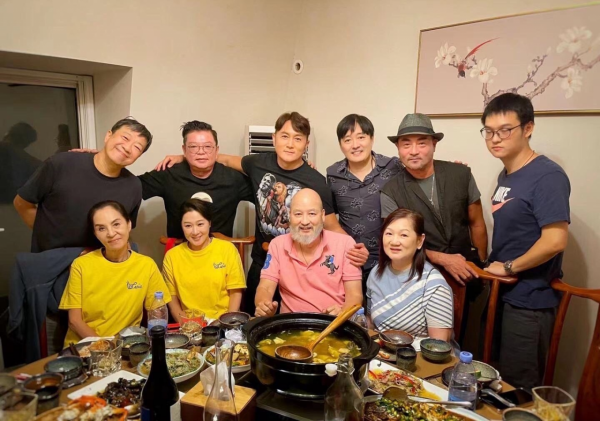 56歲瓊瑤男神現身上海無人識，身材發福大變樣，贊祖國偉大引回憶