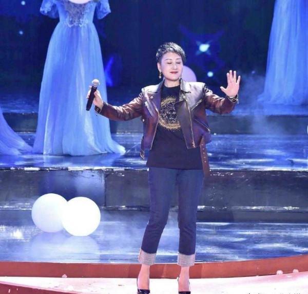 58歲張凱麗真會趕“時髦”，穿皮衣配牛仔褲上節目，洋氣又減齡