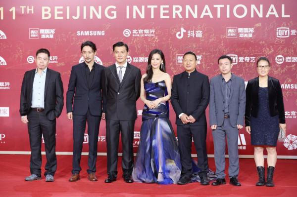 賀剛攜兩部影片亮相北影節開幕紅毯 西裝短髮帥氣儒雅 賀剛攜兩部影片亮相北影節開幕紅毯 西裝短髮帥氣儒雅