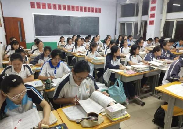 如何判斷孩子是學霸還是學渣？班主任：看課桌裡面有什麼就知道了